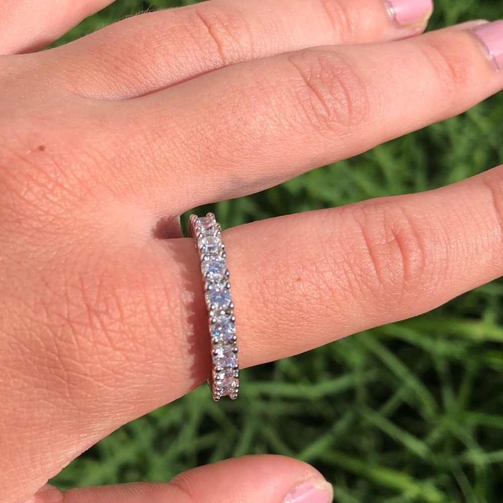 ⭐️ 4/$23 silver band crystal eternity ring - Picture 4 of 6